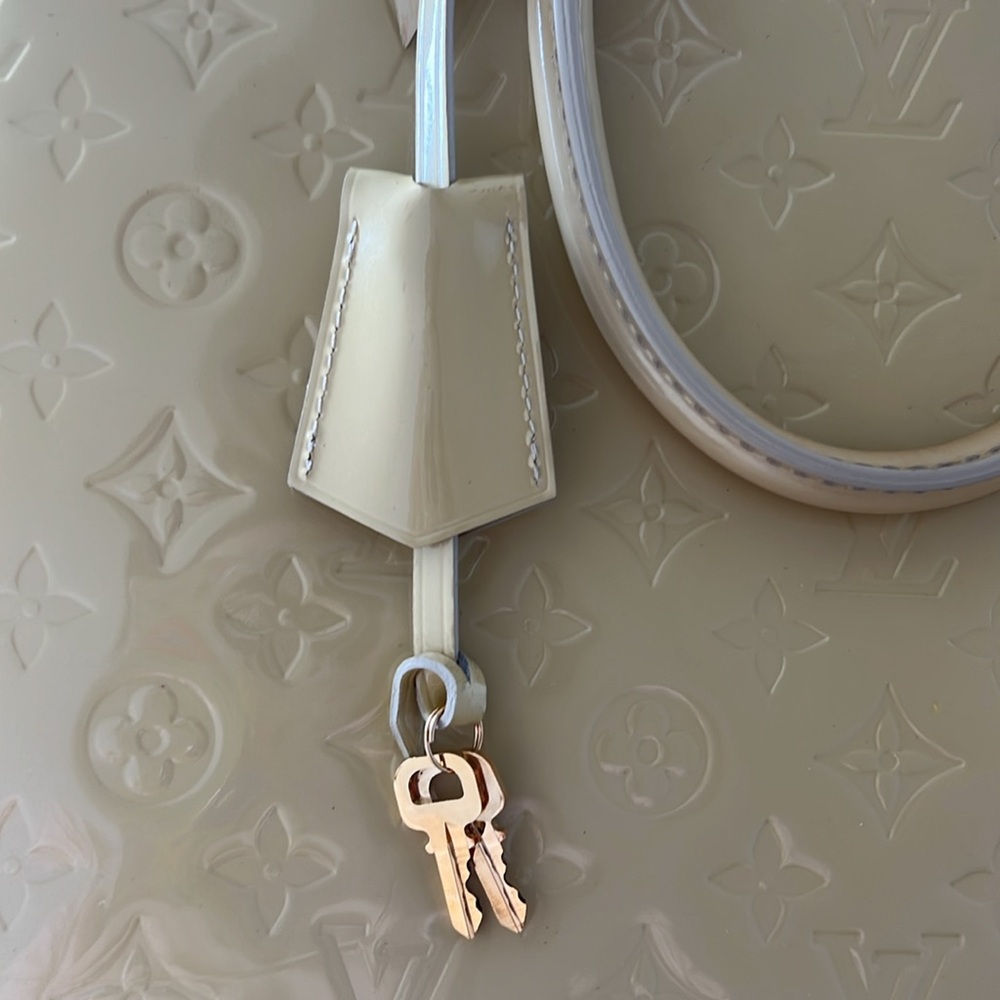 LOUIS VUITTON Vernis Alma GM Blanc Corail - Picture 17 of 17
